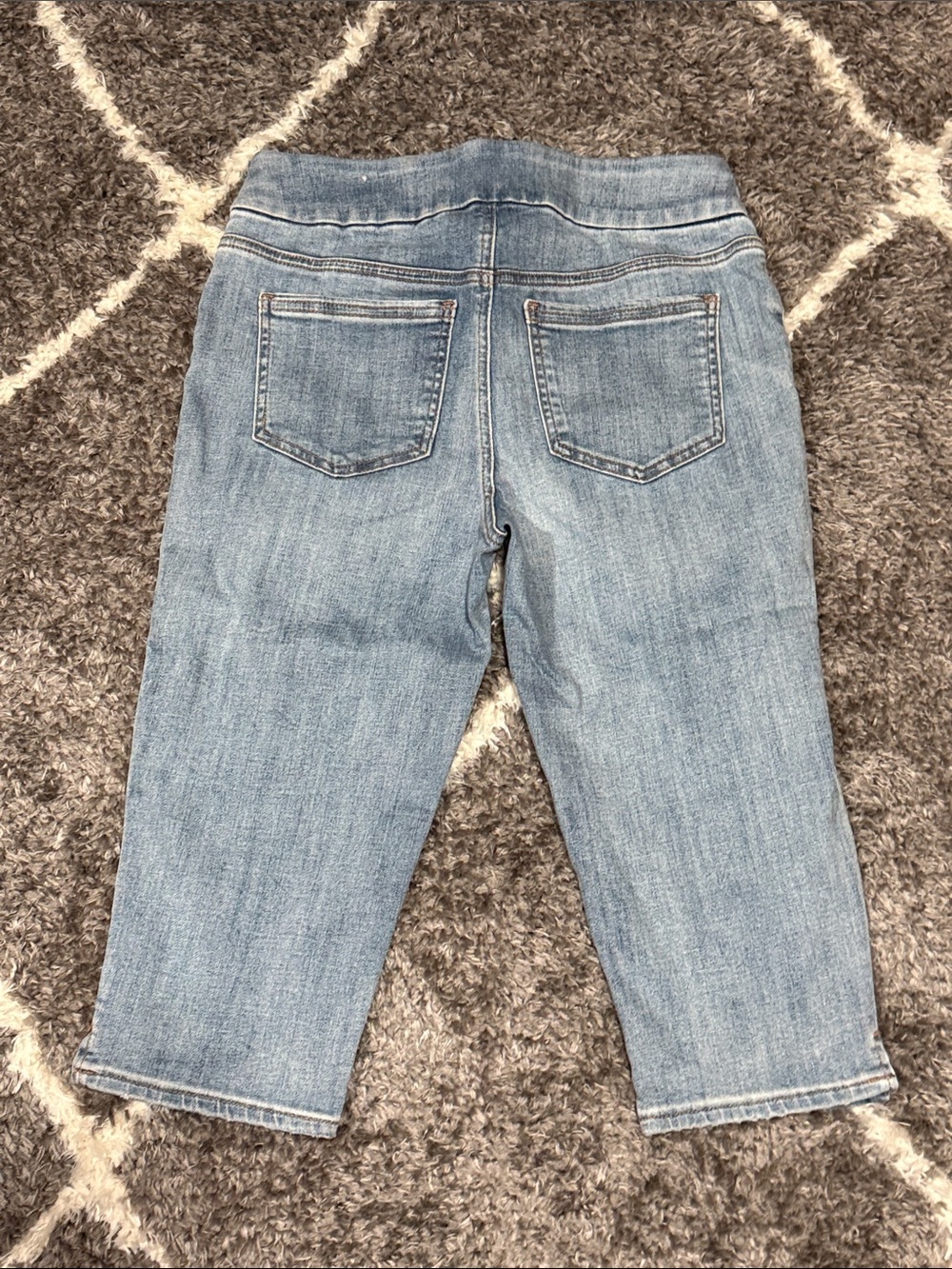 Size 4 = 0 Chico's Light Wash Denim Cropped Capri Jeans
